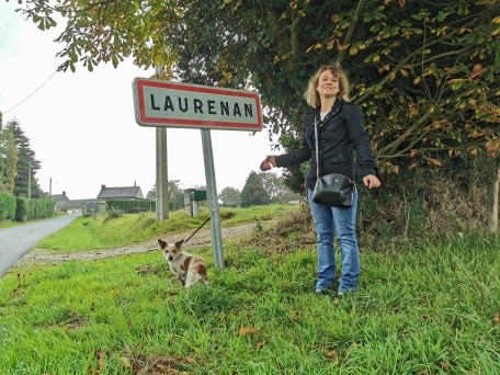 Balade avec Rex, chien de type ratier originaire de Laurenan